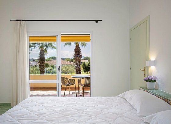 Sentido Tirreno Resort - Wohnbeispiel Doppelzimmer Classic Balkon (Zimmercodierung DB1)