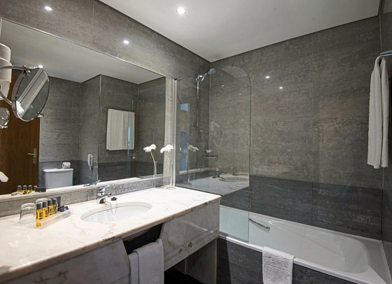 Vila Galé Porto - Beispiel Bad Doppelzimmer (Zimmercodierungen DB1 & DS1)