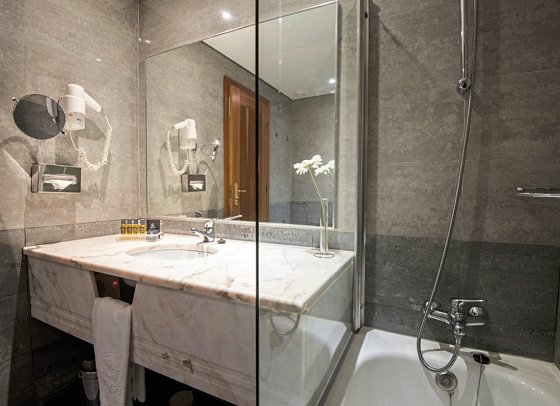 Vila Galé Porto - Beispiel Bad Doppelzimmer (Zimmercodierungen DB1 & DS1)