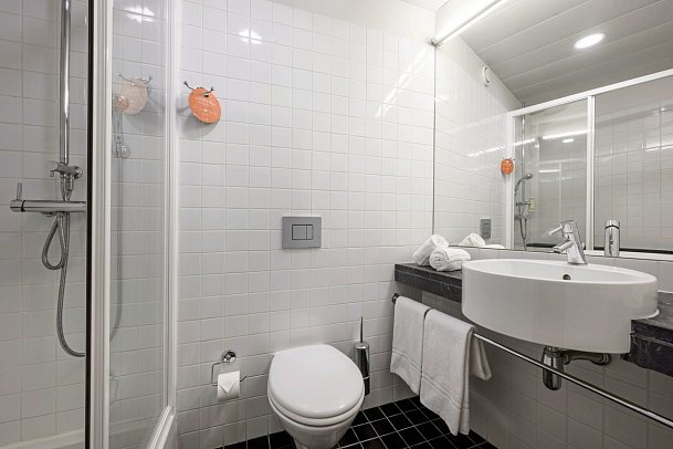 Star Inn Porto - Badbeispiel Doppelzimmer (Zimmercodierung DB1)