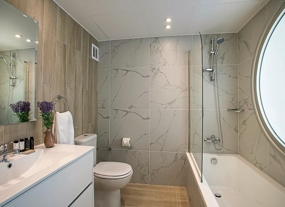 Leonardo Plaza Cypria Maris Beach Hotel & Spa - Beispiel Bad Standard (Zimmercodierungen DBL, DPN & DBM)