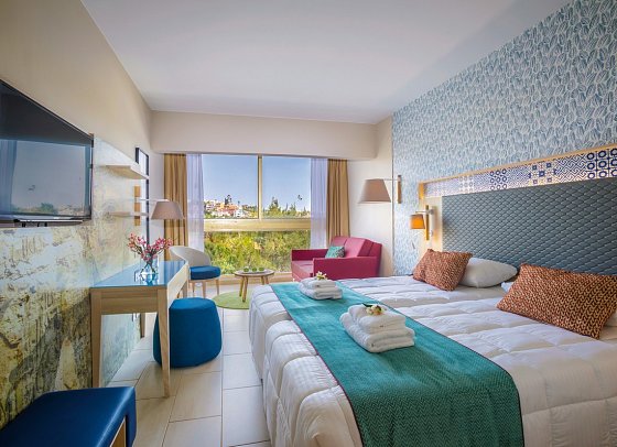 Leonardo Laura Beach & Splash Resort - Wohnbeispiel Familienzimmer Landblick (Zimmercodierung FBL)