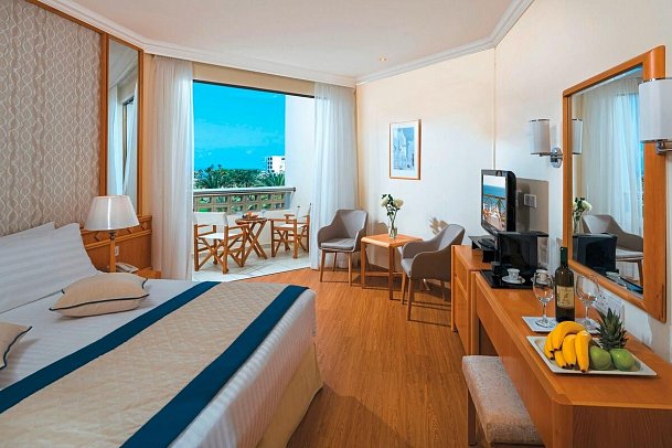 Constantinou Bros Athena Beach - Wohnbeispiel Classic-Familienzimmer mit Verbindungstür (Zimmercodierungen FV1, DBL & DP1)