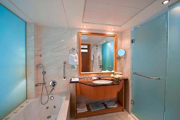 Constantinou Bros Athena Beach - Badbeispiel Suite (Zimmercodierungen WIM & J1M)