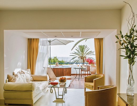 Azia Resort & Spa - Wohnbeispiel Juniorsuite Meerblick mit Außen-Whirlpool (Zimmercodierung JBM)