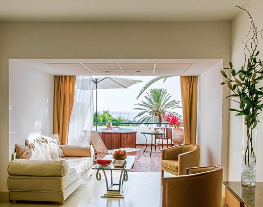 Azia Resort & Spa - Wohnbeispiel Juniorsuite MB mit Außen-Whirlpool (Zimmercodierung JBM)