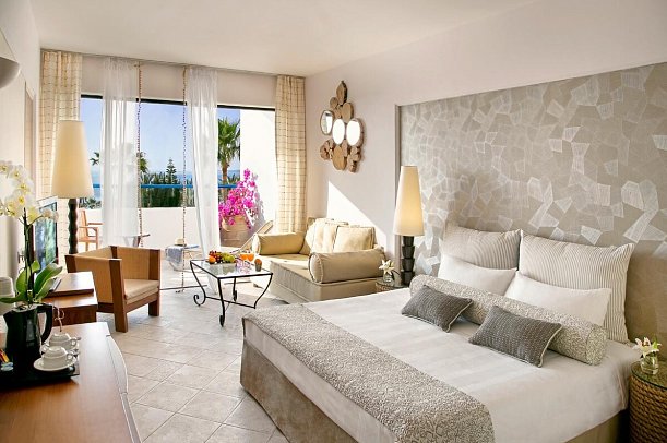 Azia Resort & Spa - Wohnbeispiel Juniorsuite MB mit Außen-Whirlpool (Zimmercodierung JBM.JMM)