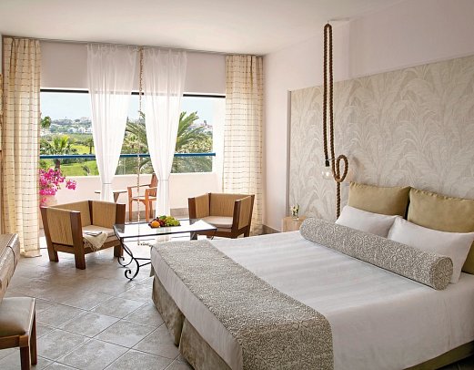 Azia Resort & Spa - Wohnbeispiel Juniorsuite Meerblick mit Außen-Whirlpool (Zimmercodierung JBM)