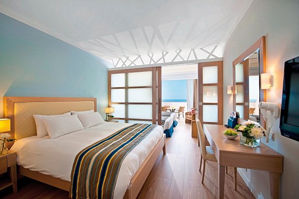Olympic Lagoon Resort Paphos - Wohnbeispiel Juniorsuite Familie Meerblick (Zimmercodierung JI2)