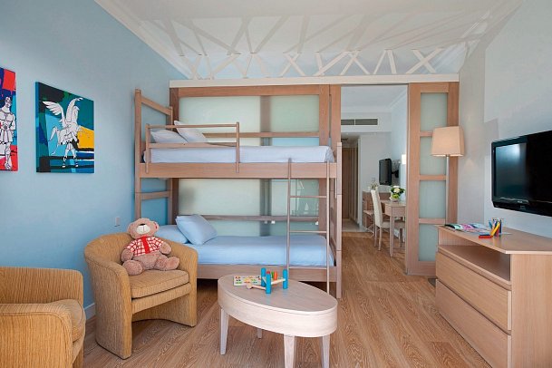 Olympic Lagoon Resort Paphos - Wohnbeispiel Juniorsuite Familie Meerblick (Zimmercodierung JI2)