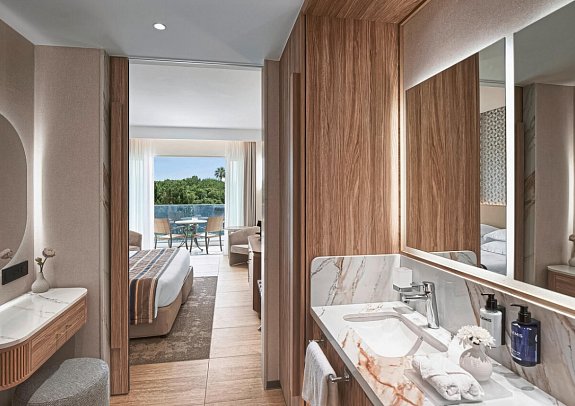 Olympic Lagoon Resort Paphos - Wohnbeispiel Doppelzimmer Deluxe Landblick (Zimmercodierungen DP1 & DDL)