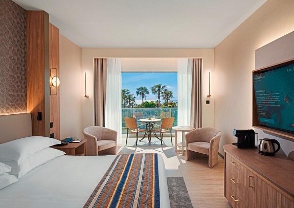 Olympic Lagoon Resort Paphos - Wohnbeispiel Doppelzimmer Deluxe seitl. Meerblick (Zimmercodierung DDN)