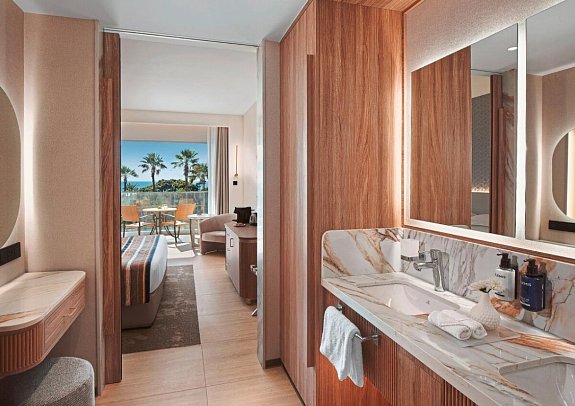 Olympic Lagoon Resort Paphos - Wohnbeispiel Doppelzimmer Deluxe seitl. Meerblick (Zimmercodierung DDN)