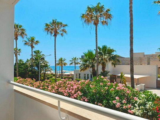Olympic Lagoon Resort Paphos - Beispiel Ausblick Balkon Doppelzimmer Deluxe seitl. Meerblick (Zimmercodierung DDN)