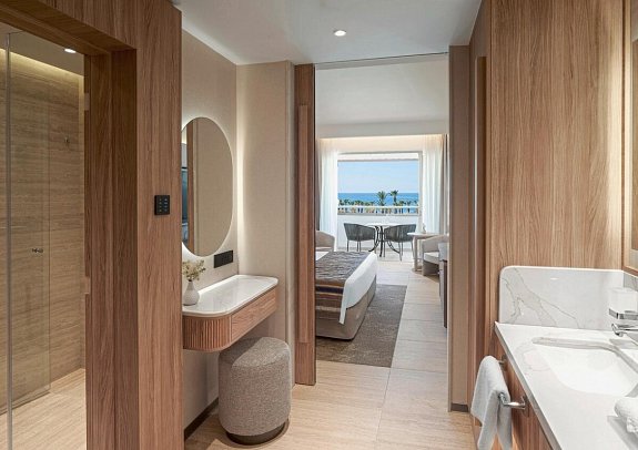 Olympic Lagoon Resort Paphos - Wohnbeispiel Doppelzimmer Deluxe Pool- und Meerblick (Zimmercodierung DDM)