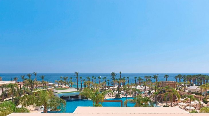 Olympic Lagoon Resort Paphos - Beispiel Ausblick Doppelzimmer Deluxe Pool- und Meerblick (Zimmercodierung DDM)