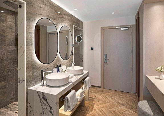 Olympic Lagoon Resort Paphos - Beispiel Bad Doppelzimmer Superior (Zimmercodierungen DSN & DSM)