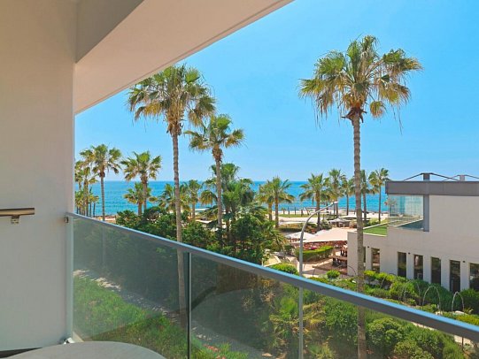 Olympic Lagoon Resort Paphos - Beispiel Ausblick Balkon Doppelzimmer Superior seitl. Meerblick (Zimmercodierung DSN)