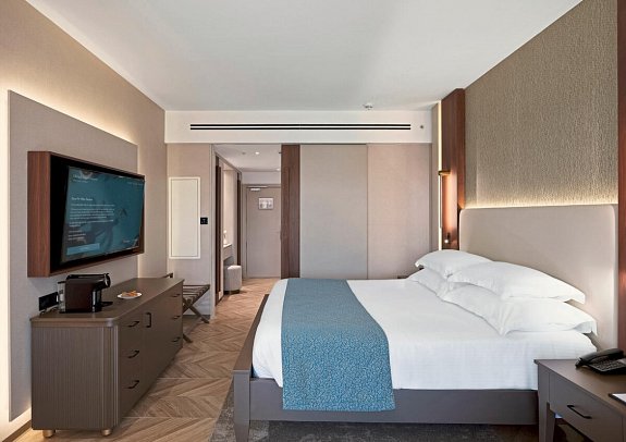 Olympic Lagoon Resort Paphos - Wohnbeispiel Doppelzimmer Superior Pool- und Meerblick (Zimmercodierung DSM)