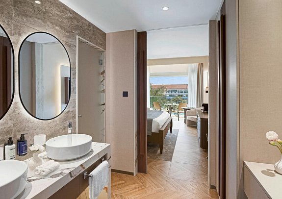 Olympic Lagoon Resort Paphos - Wohnbeispiel Doppelzimmer Superior Pool- und Meerblick (Zimmercodierung DSM)