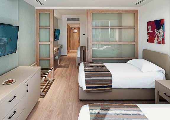 Olympic Lagoon Resort Paphos - Wohnbeispiel Juniorsuite Familie (Zimmercodierungen JI1 & JI2)