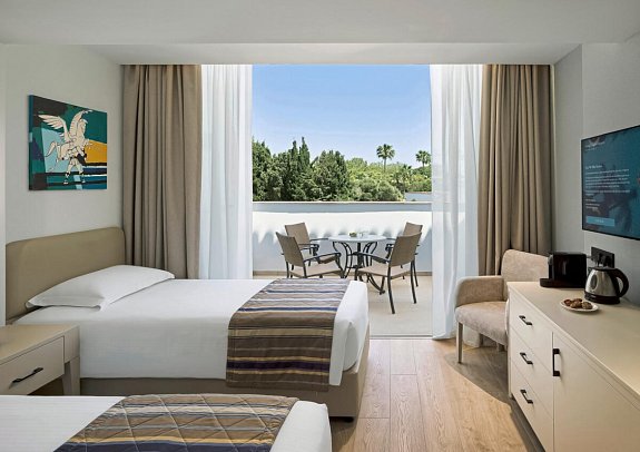Olympic Lagoon Resort Paphos - Wohnbeispiel Juniorsuite Familie Landblick (Zimmercodierung JI1)