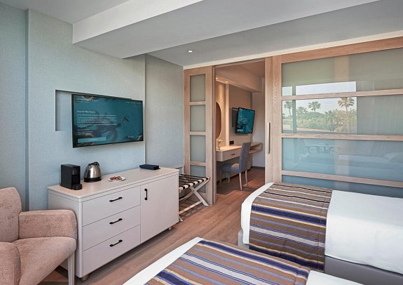 Olympic Lagoon Resort Paphos - Wohnbeispiel Juniorsuite Familie (Zimmercodierungen JI1 & JI2)