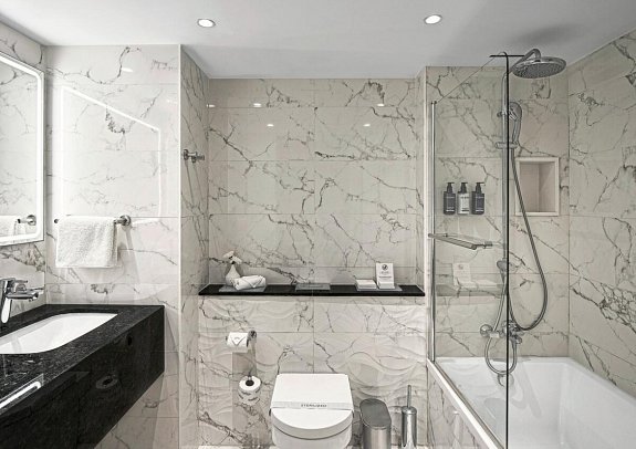 Olympic Lagoon Resort Paphos - Beispiel Bad Juniorsuite Familie (Zimmercodierungen JI1 & JI2)