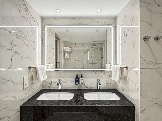 Olympic Lagoon Resort Paphos - Beispiel Bad Juniorsuite Familie (Zimmercodierungen JI1 & JI2)