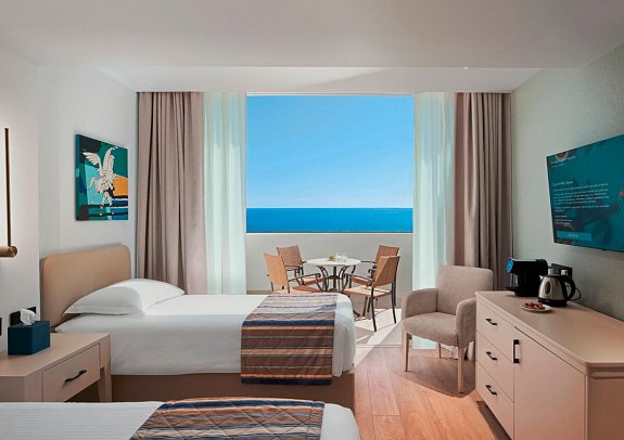 Olympic Lagoon Resort Paphos - Wohnbeispiel Juniorsuite Familie Meerblick (Zimmercodierung JI2)