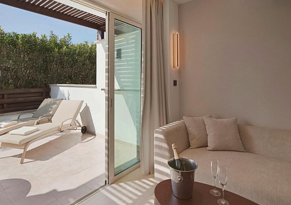 Olympic Lagoon Resort Paphos - Wohnbeispiel Fisherman´s Juniorsuite mit Terrasse (Zimmercodierung JBL)
