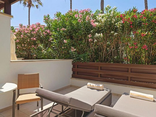 Olympic Lagoon Resort Paphos - Wohnbeispiel Fisherman´s Juniorsuite mit Terrasse (Zimmercodierung JBL)