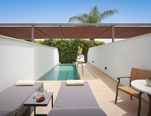 Olympic Lagoon Resort Paphos - Beispiel Terrasse Fisherman´s Juniorsuite Poolblick mit Privatpool (Zimmercodierung J1P)