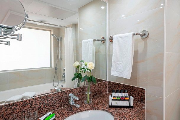 Constantinou Bros Athena Royal Beach - Badbeispiel Classic-Doppelzimmer (Zimmercodierungen DBL, DBN, DBM, DSL & DSM)