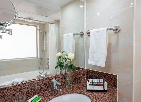 Constantinou Bros Athena Royal Beach - Badbeispiel Classic-Doppelzimmer (Zimmercodierungen DBL, DBN, DBM, DSL & DSM)