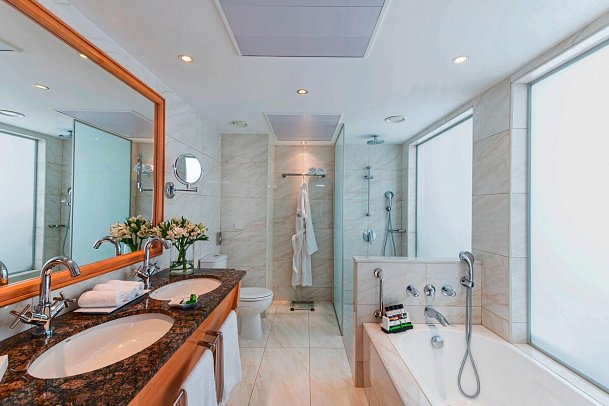 Constantinou Bros Athena Royal Beach - Badbeispiel Juniorsuite/Suite (Zimmercodierungen JBL, JBM & W1M)