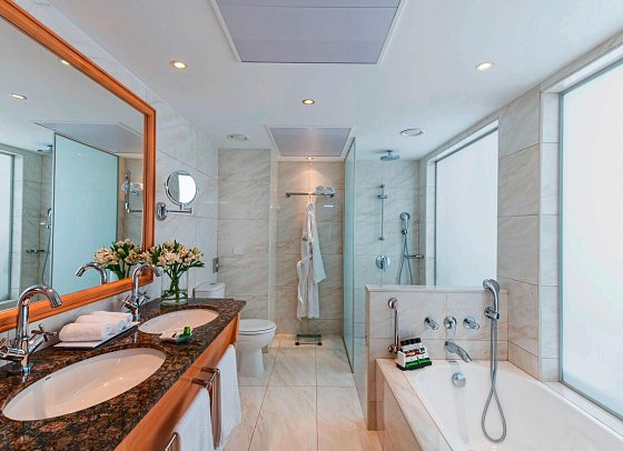 Constantinou Bros Athena Royal Beach - Badbeispiel Juniorsuite/Suite (Zimmercodierungen JBL, JBM & W1M)