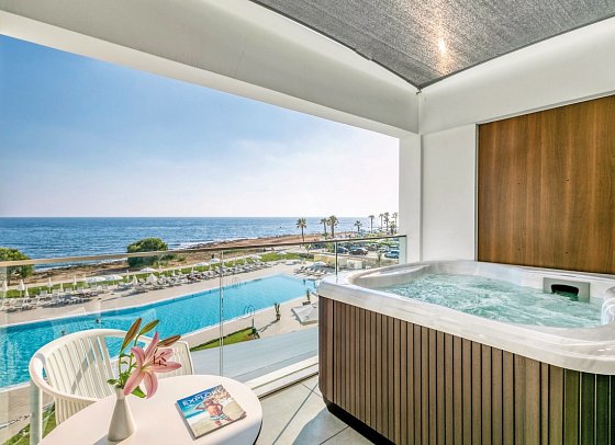 The Ivi Mare - Designed for adults by Louis Hotels - Wohnbeispiel Juniorsuite Meerblick mit Privat-Jacuzzi (Zimmercodierung JBM)