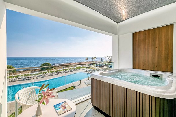 The Ivi Mare - Designed for adults by Louis Hotels - Wohnbeispiel Juniorsuite Meerblick mit Privat-Jacuzzi (Zimmercodierung JBM)