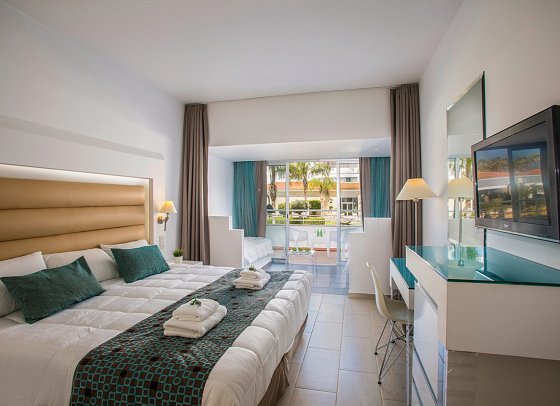 Leonardo Cypria Bay - Wohnbeispiel Familienzimmer Landblick (Zimmercodierung FBL)