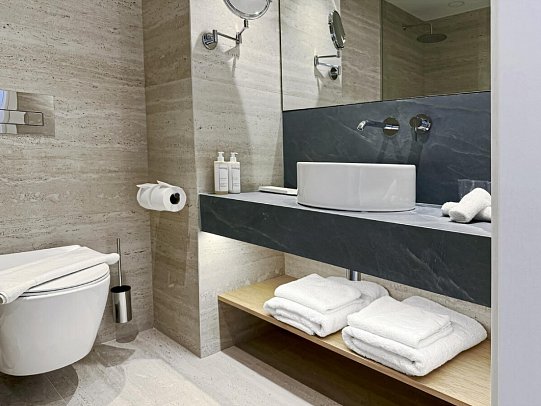 Imperial Island Resort by Louis Hotels - Beispiel Bad (Zimmercodierungen DSL, DSM, FSL & FSM)