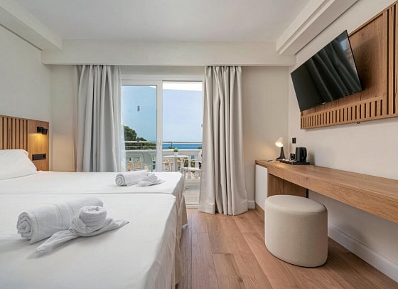 Welikehotel Triton Beach - Wohnbeispiel Doppelzimmer Deluxe mit Balkon und Jacuzzi (Zimmercodierung DD2)