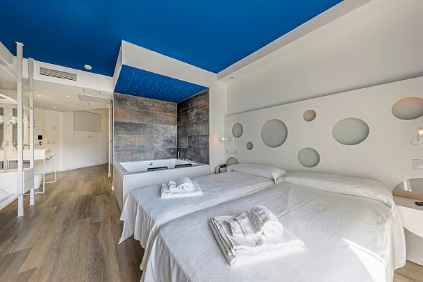 Welikehotel Triton Beach - Wohnbeispiel Doppelzimmer Deluxe mit Balkon (Zimmercodierung DD1)