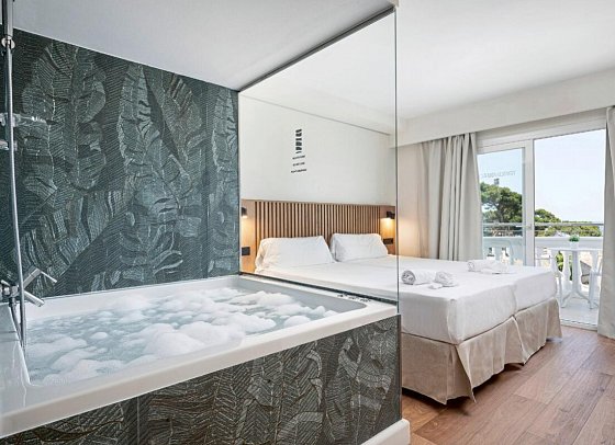 Welikehotel Triton Beach - Wohnbeispiel Doppelzimmer Deluxe mit Balkon und Jacuzzi (Zimmercodierung DD2)
