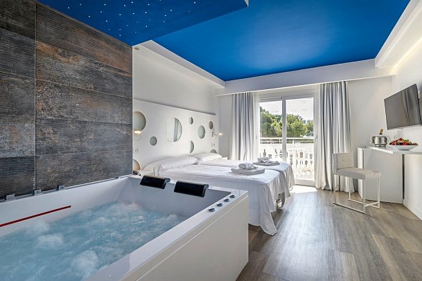 Welikehotel Triton Beach - Wohnbeispiel Doppelzimmer Deluxe mit Balkon (Zimmercodierung DD1)