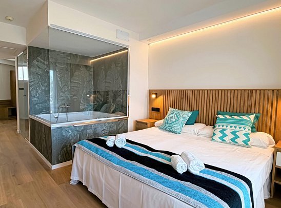 Welikehotel Triton Beach - Wohnbeispiel Doppelzimmer Deluxe mit Balkon und Jacuzzi (Zimmercodierung DD2)