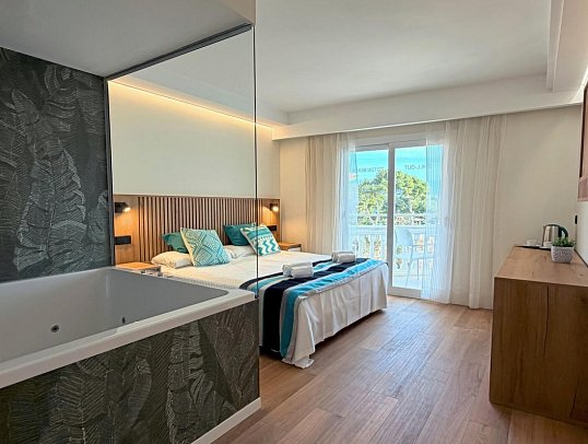 Welikehotel Triton Beach - Wohnbeispiel Doppelzimmer Deluxe mit Balkon und Jacuzzi (Zimmercodierung DD2)