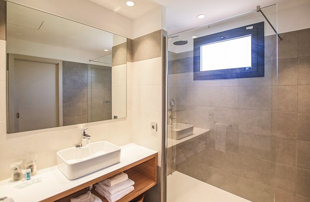 Finca Son Marge - Beispiel Bad Juniorsuite (Zimmercodierungen JB1 & JC1)