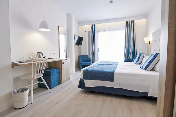 Los Geranios - Wohnbeispiel Doppelzimmer Komfort seitl. Meerblick (Zimmercodierung DBN)