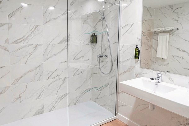 Amic Horizonte - Beispiel Bad Doppelzimmer Nebengebäude (Zimmercodierungen DBV & DCV)